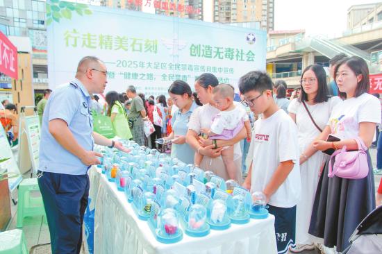 禁毒宣传“快闪”进商圈