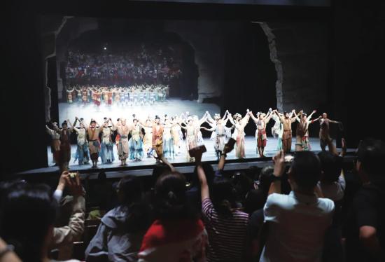 升级版舞剧《天下大足》在四川宜宾演出 众多观众直呼震撼