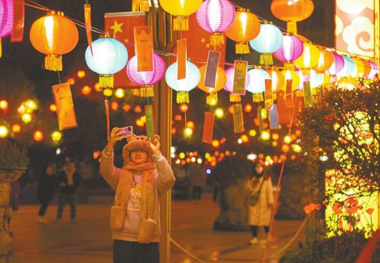 光影雕塑“大足年”