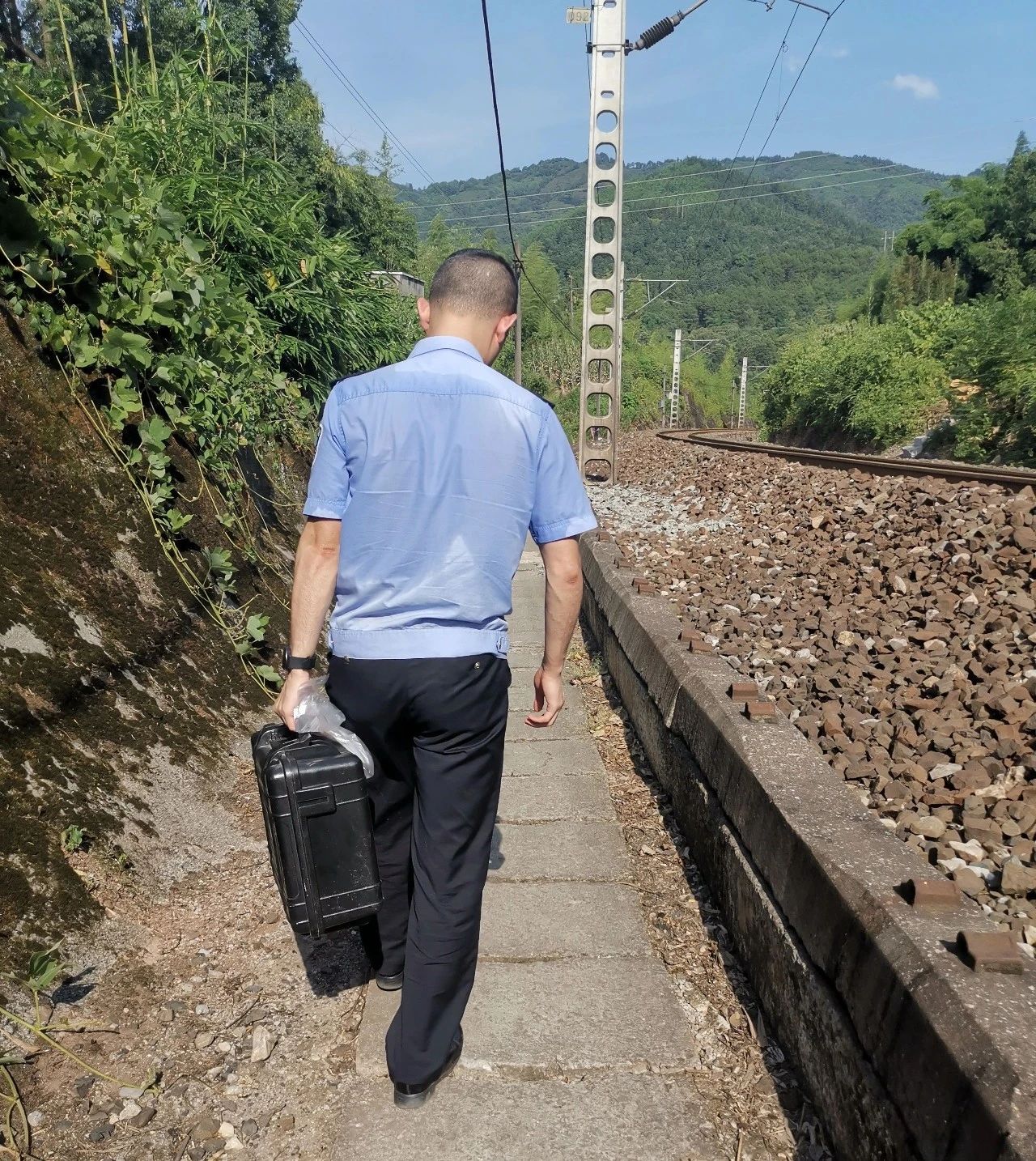 阳光下的守护 | 汗水铸证，40℃现场大足刑事技术民辅警的“蒸战”