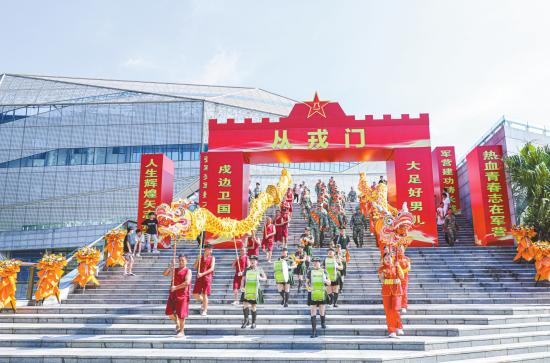 130名新兵光荣启航 13名现役军人军属代表立功受奖 大足区举行2024年下半年新兵入伍欢送仪式暨立功受奖现役军人家庭集中送喜报活动