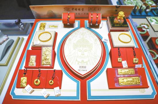 大足石刻首款文创金饰“大足金”上架销售 把大足石刻“戴”在身上