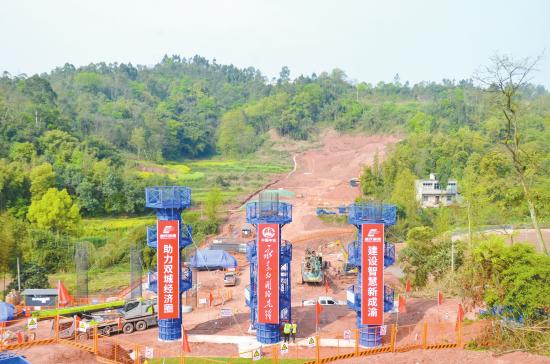 成渝高速公路改扩建项目全线首墩浇筑完成