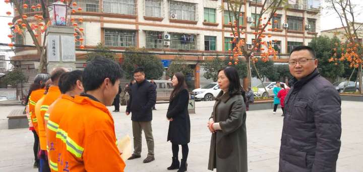 党委书记李春艳等领导向辖区内环卫工人发放春节慰问金及礼品