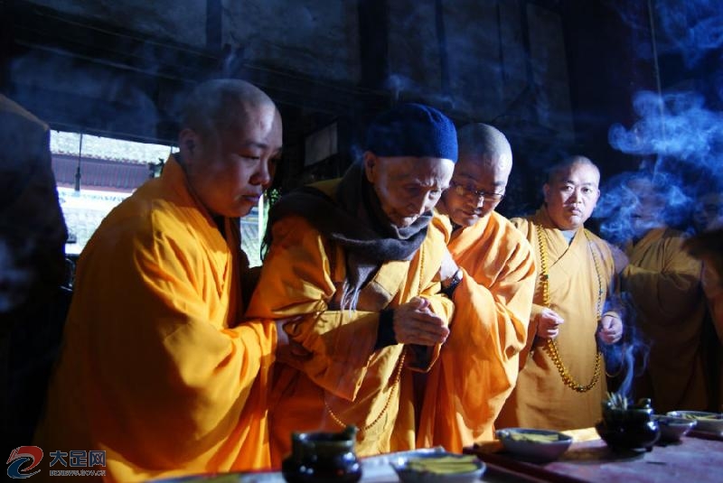 重庆大足宝顶香会之六(高僧为众生祈福).jpeg