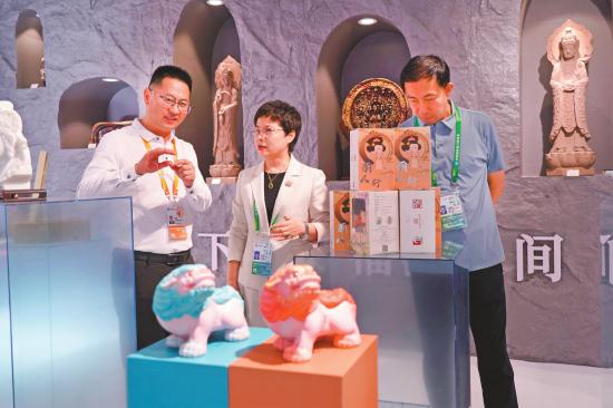 石窟模拟、非遗展示…… 大足文创产品亮相进博会