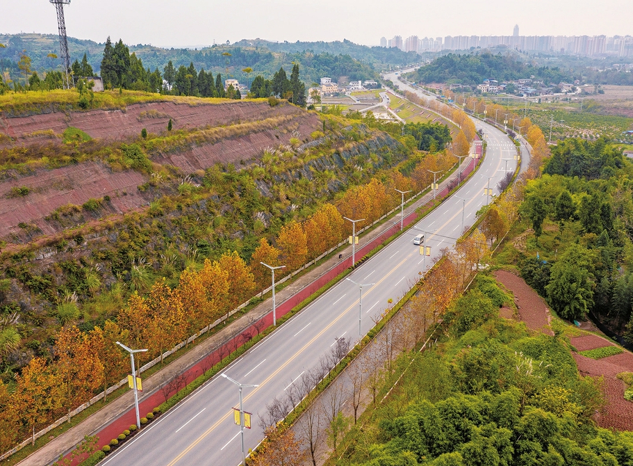 实施“五大工程”旅游总收入突破300亿元