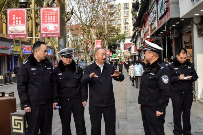 陈明平副区长实地督导春节期间交通拥堵疏导工作