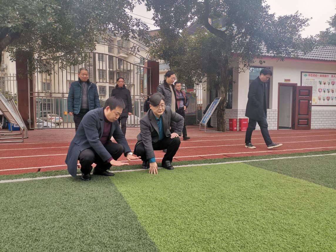 区教委主任印国建调研学校工作