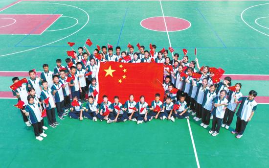 我和国旗合个影