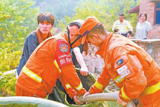 大足区6500余名干部群众奋战灭火一线