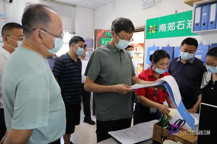 区长徐晓勇国庆期间检查疫情防控和安全生产工作时强调 筑牢疫情防控和安全生产“双防线” 确保人民群众欢乐祥和健康安全过节