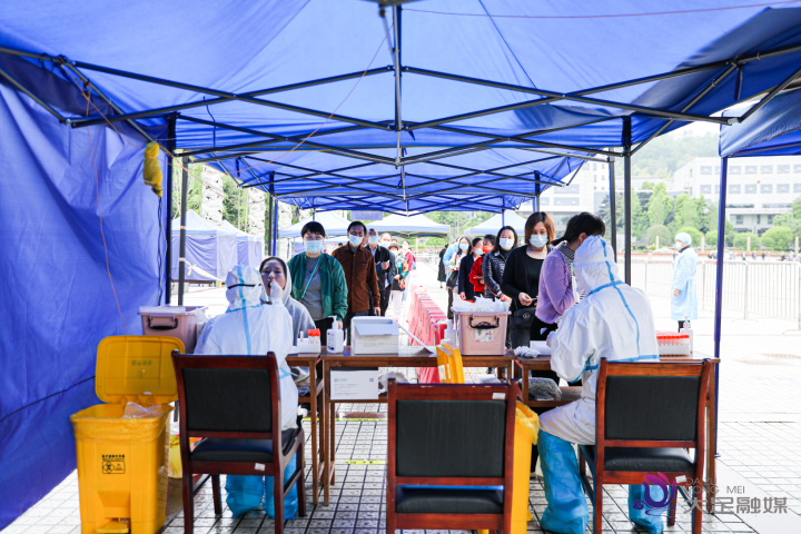 市民有序进行核酸检测