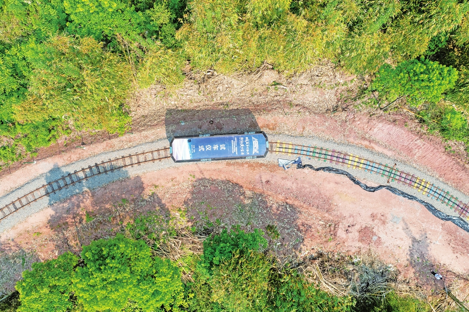 大足高新区齿轨观光登山列车首次载人测试成功