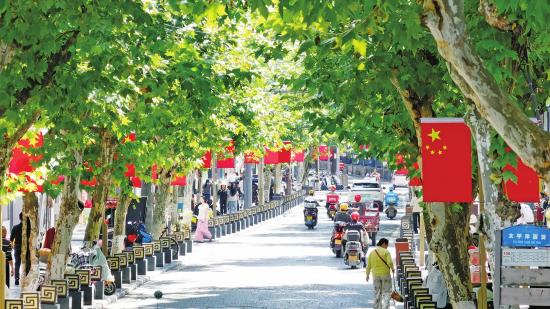 5000面国旗挂大街小巷 大足街头“中国红”迎国庆