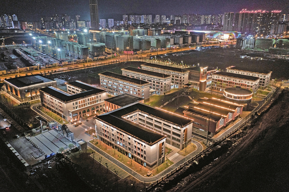 夜色下新建的海棠中学显得格外美丽