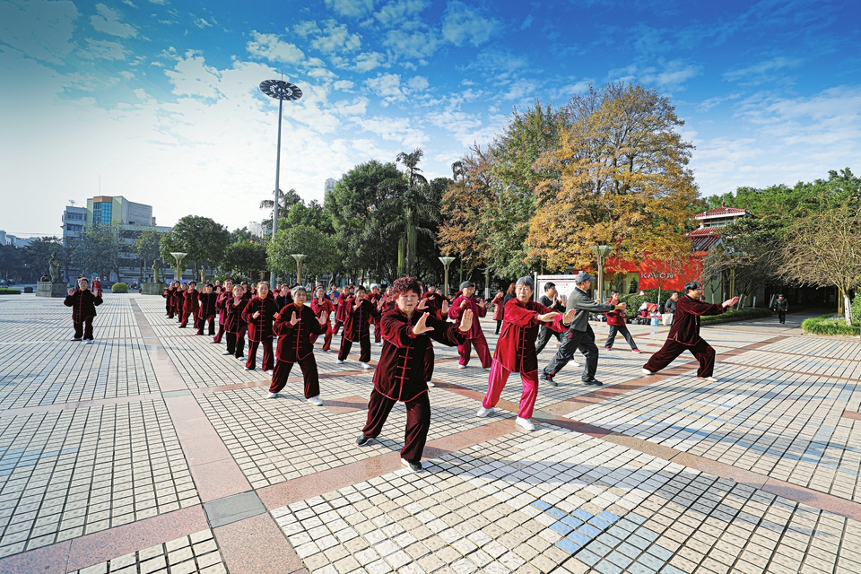 市民在宏声广场锻炼身体