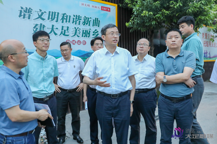 徐晓勇开展“马路办公”时强调 聚力解决突出问题  持续提升城市品质