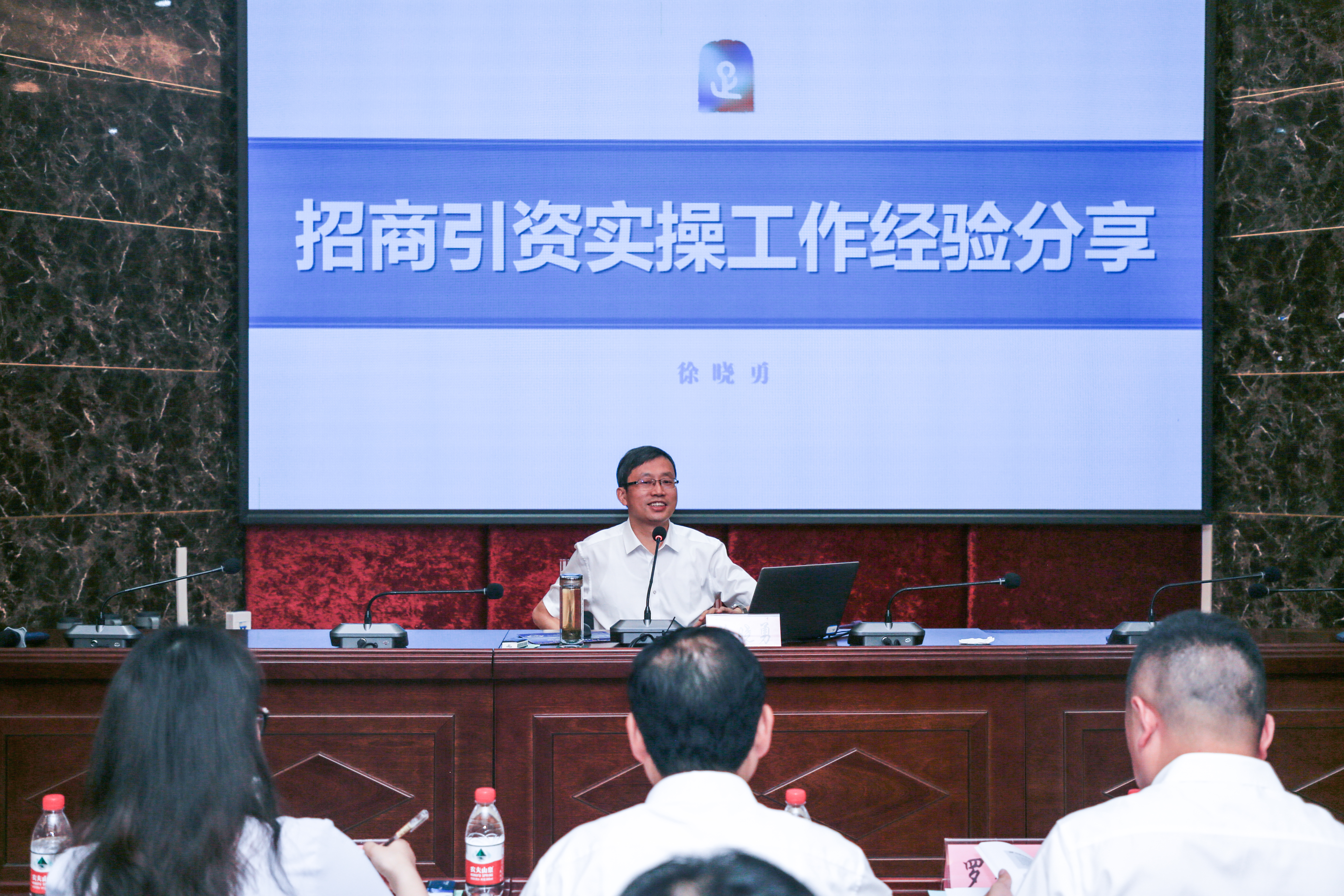 徐晓勇与招商引资干部分享工作经验并强调 沉心静气练好招商本领 抢抓机遇引进优质项目