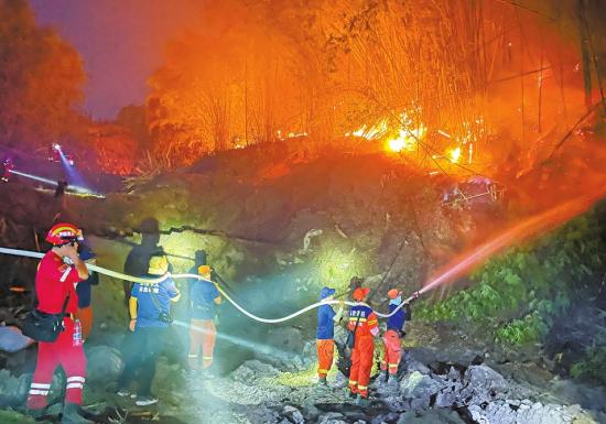 “三雄”鏖战巴岳山 狙击山火快准狠