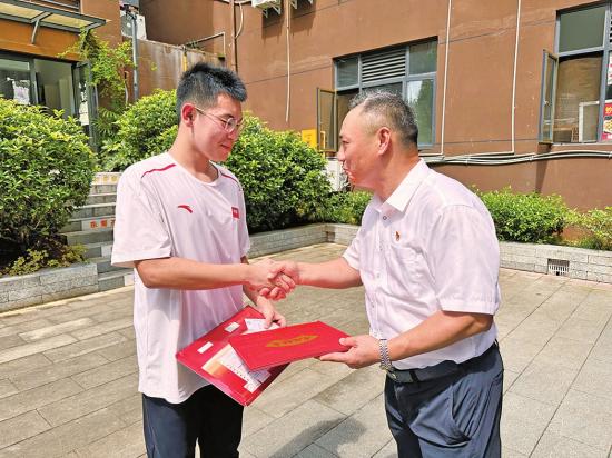 大足2024年高考首封录取通知书送达