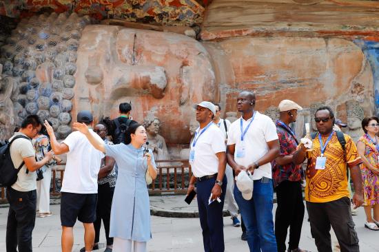 “一带一路”记者参观大足石刻