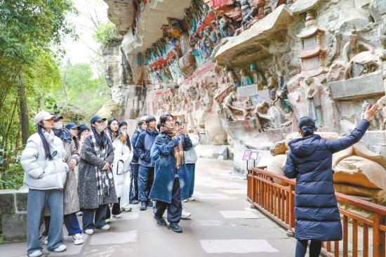 《天下大足》演员石刻景区“充电”