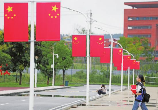 五星红旗街头挂 美丽红色扑面来