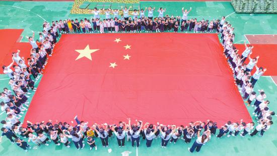 “我和国旗合个影”