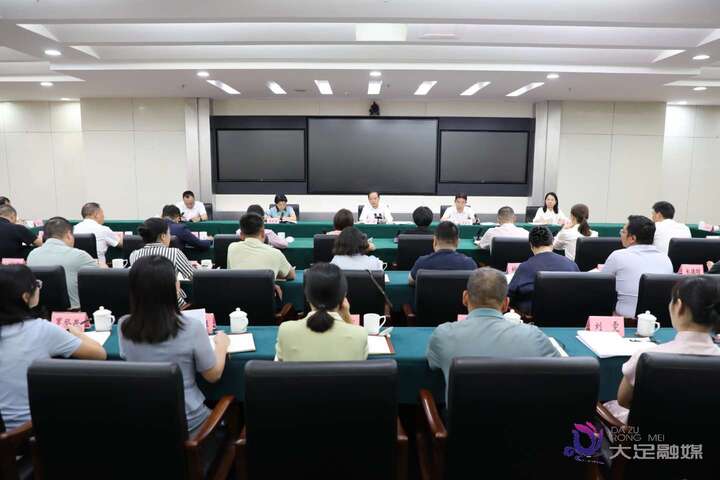 就全区上半年经济形势和加快产业体系迭代升级 区委召开2026年党外人士座谈会 钟涛主持并讲话 毛大春通报有关情况.jpg
